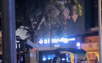 “不原谅我就不起来!” 男子街头下跪求女友复合