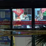 情侣带狗进超市遭拦下 男子与保安竟掏枪互射
