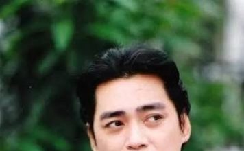 亲自拿行李确认车牌 男星毫无明星架子