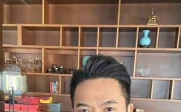 郭政鸿母亲迎100岁大寿 母子温馨合照曝光