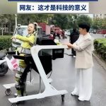 不惜砸重金只为女儿能走路 女孩借助外骨骼机器人迈步