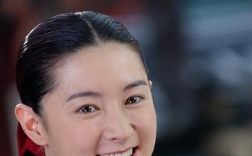 李英爱夫妻罕见同框 20岁年龄差竟看不出来