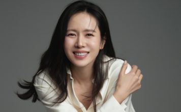 国民女神大口吃鸡排 有人赞亲民有人嫌没吃相