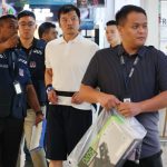3男被押回商场重组案情 一人直视镜头毫无避讳